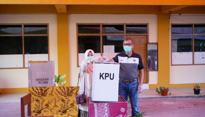 Wako Payakumbuh Didampingi Ibu dan Istri Mencoblos di TPS 3