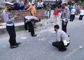 Jajaran Unit Laka Satlantas Polres Padang Panjang melakukan olah TKP Kecelakaan Bus Gumarang Jaya. IST