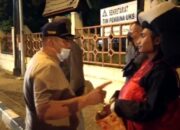 Satpol PP Tertibkan Badut-Badut Pengemis di Lampu Merah