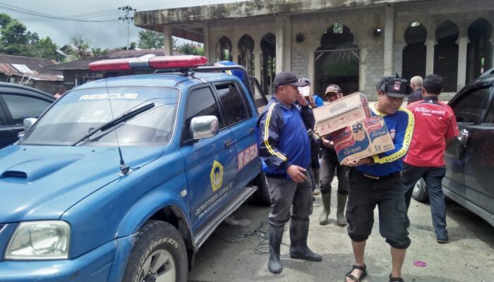 Banjir Hantam Aie Dingin, Pemkab Solok Berikan Bantuan Sembako