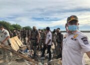 Satpol PP Bongkar Lapak Pedagang di Batu Krib Pantai Muaro Lasak Padang