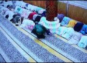 Pencuri Bawa Tas Jamaah Masjid Al-Hakim Padang Terekam CCTV, Aksinya Sudah Lima Kali