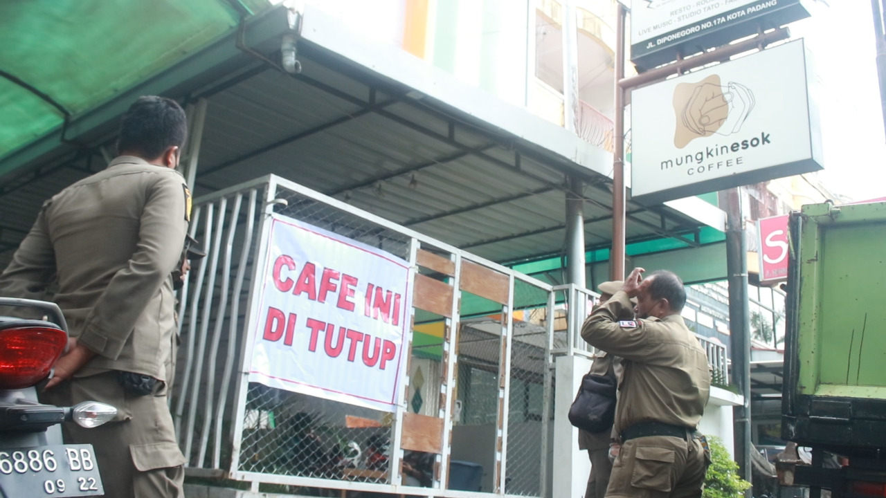 kafe padang kembali disegel satpol pp