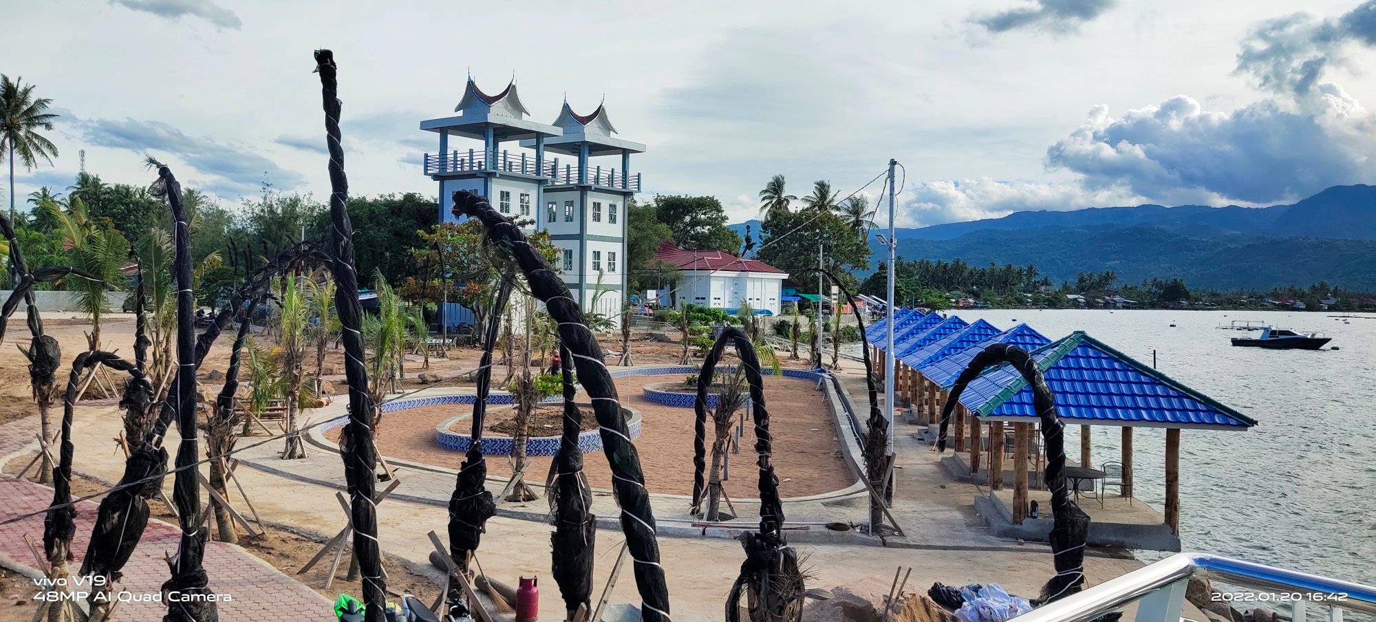 wisata danau singkarak sandiaga uno