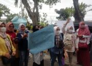 Tolak Paksaan Vaksin Anak, Ratusan Orang Tua Siswa Unjuk Rasa ke DPRD Padang