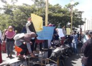 Gelar Aksi Demo, Sejumlah PKL Jembatan Siti Nurbaya Menolak Dipindahkan