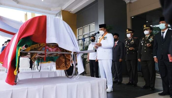 Ribuan Warga Lepas Jenazah Wakil Bupati Dharmasraya Dasril Panin Datuak Labuan