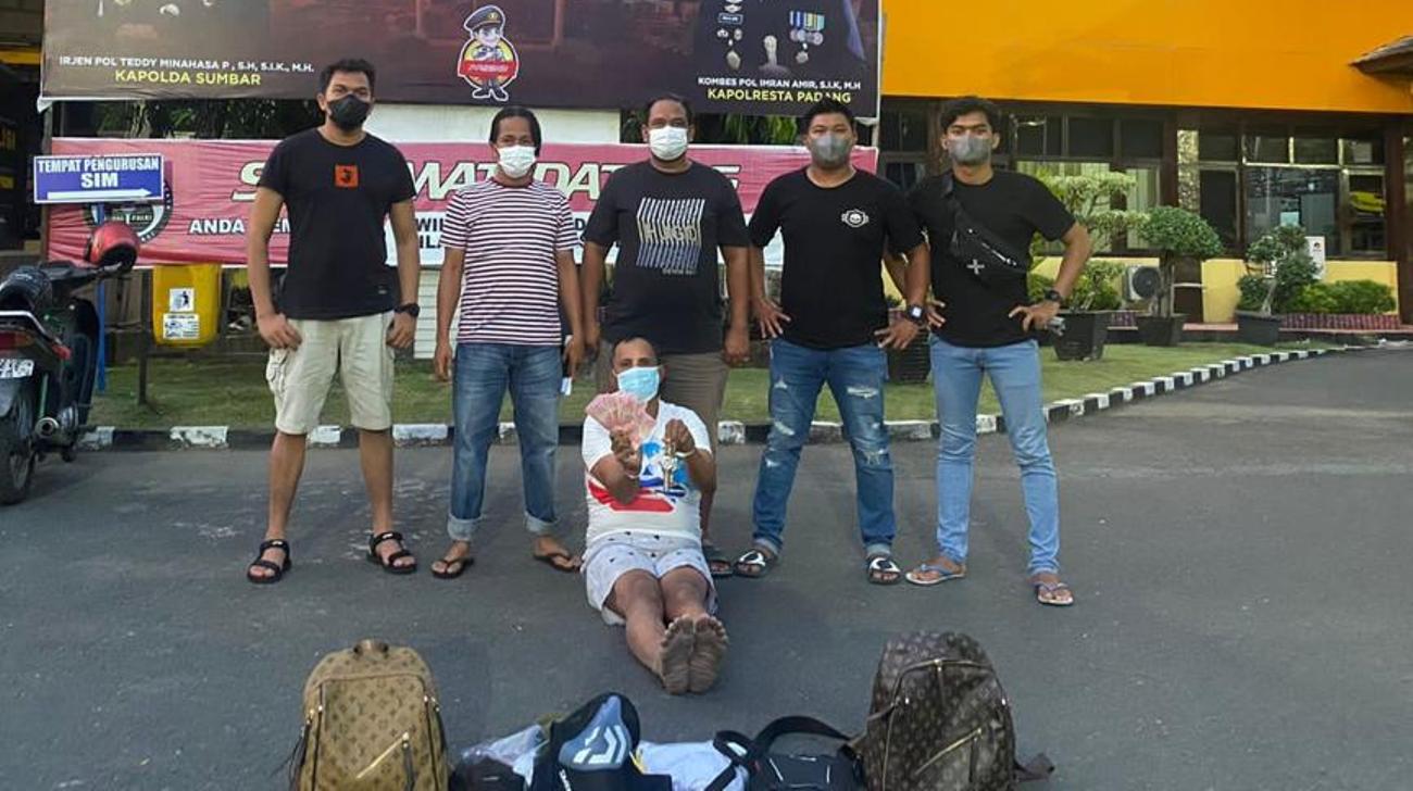 tipu pemilik toko padang