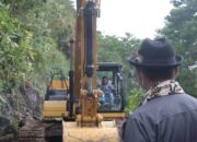 Penuhi Janjinya, Bupati Solok Epyardi Asda Kembali Serahkan Ekskavator di Nagari Sungai Janiah