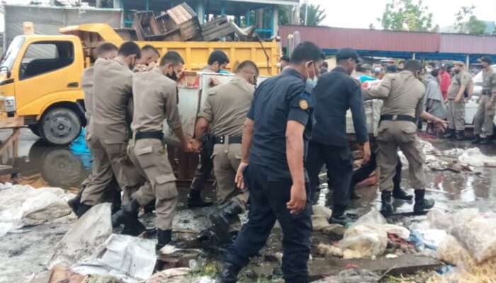 Lapak PKL di Pasar Lubuk Buaya Padang Dibongkar Paksa Satpol PP