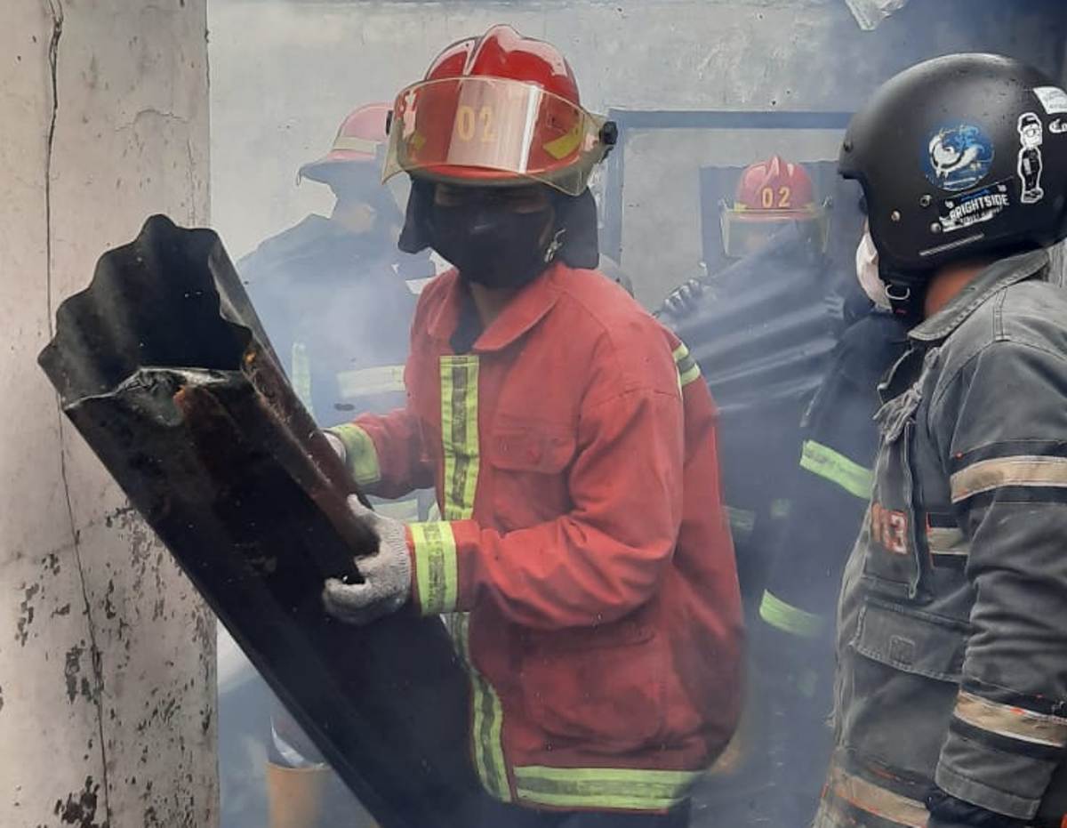 rumah terbakar padang