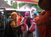 Ketum LKKS Sumbar Harneli Salurkan Bantuan ke Kajai dan Malampah