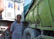 Kereta Api Seret Truk Semen di Padang, Baliho Besar Ikut Roboh Timpa Minibus