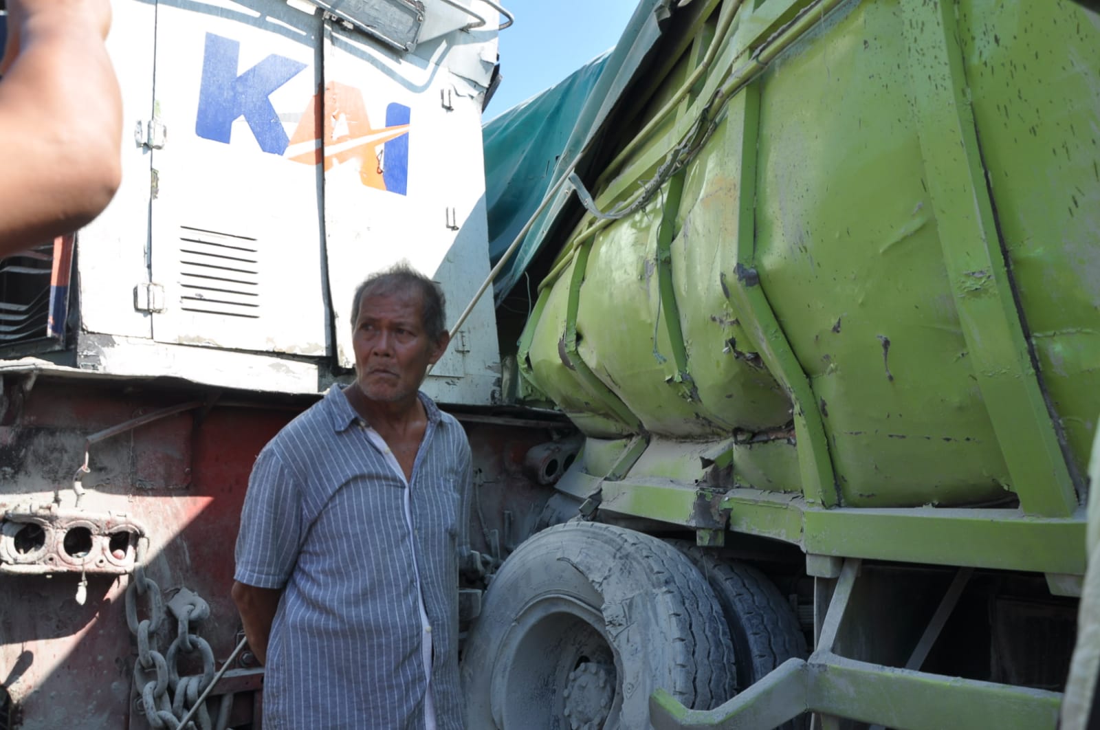 kereta api seret truk semen