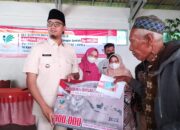 Wako Bukittinggi Serahkan BPNT dan BLT