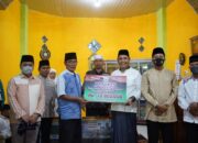 Salat Tarawih di Masjid Darussalam, Bupati Solok Serahkan Bantuan Rp10 Juta