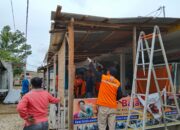 PKS Dharmasraya Bantu Warga Bersihkan Puing Kerusakan Karena Angin Badai