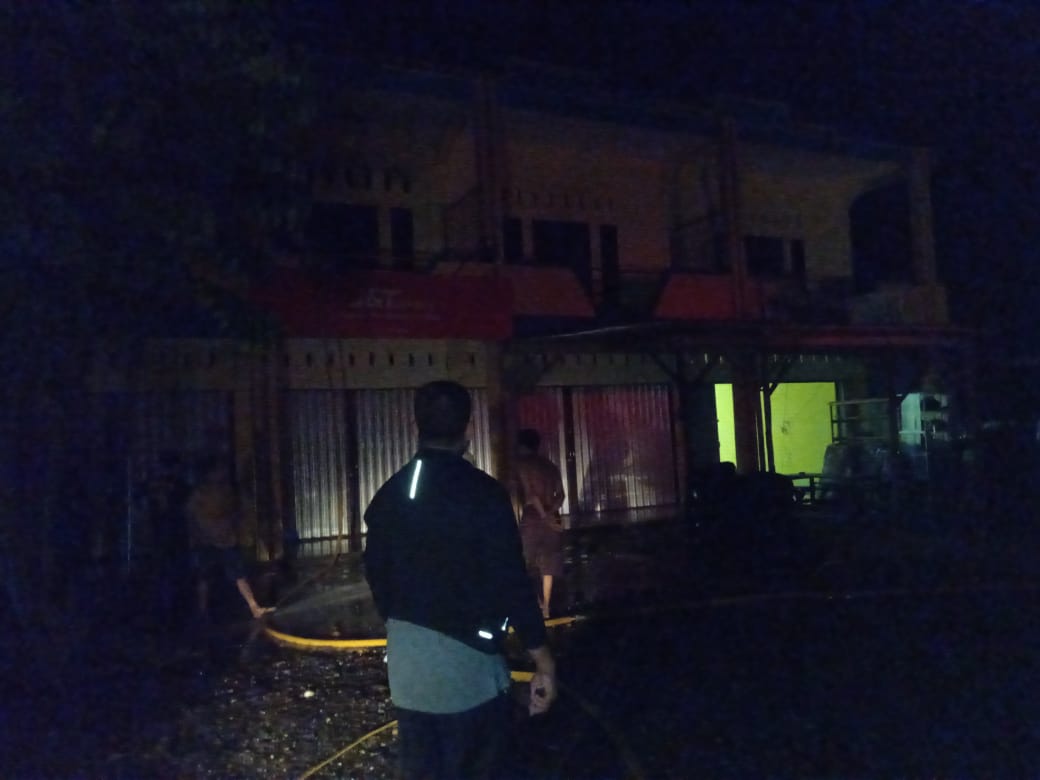 kantor j&t dharmasraya dilalap si jago merah