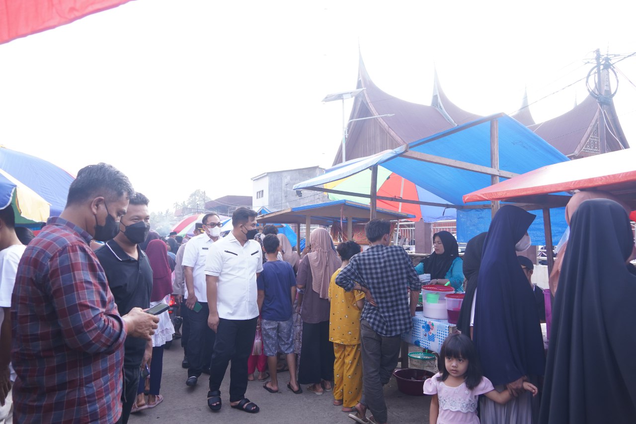 bupati sutan riska pasar pabukoan