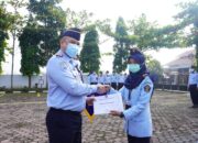 Kepala Imigrasi Agam Berikan Penghargaan kepada Pegawai Terbaik