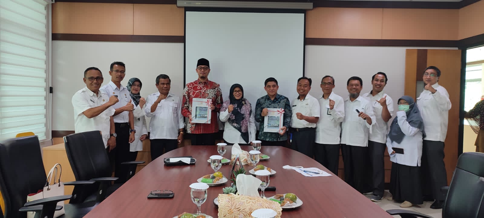 Walikota Bukittinggi dan Ketua DPRD Bukittinggi foto bersama dengan Ketua BPK Perwakilan Sumbar di Kantor Perwakilan BPK RI Sumbar di Padang, Rabu (25/05). IST.