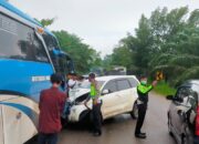 Mobil yang Dibawa Adam Jordan Tabrak Bus di Dharmasraya