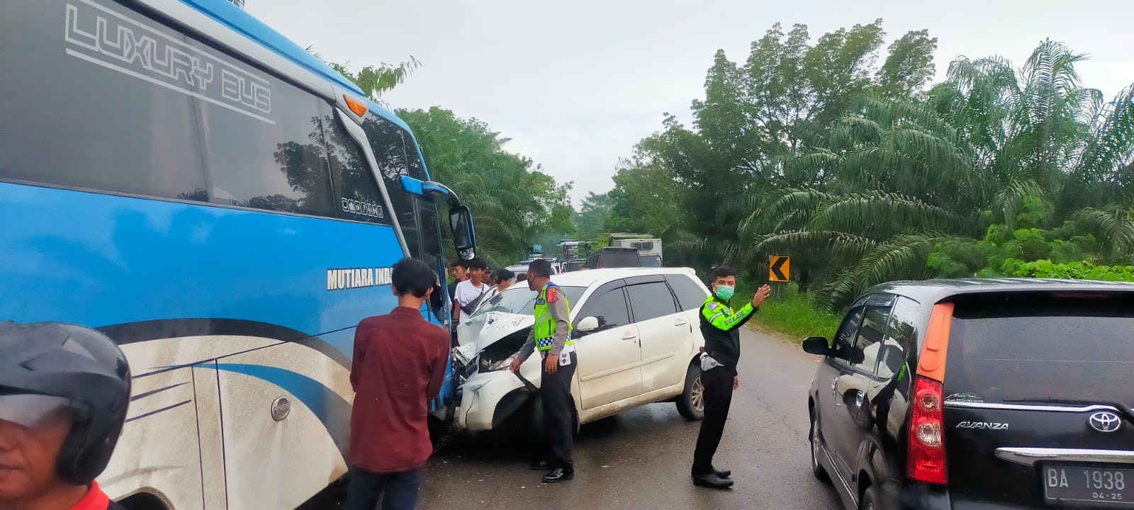 adam jordan tabrak bus dharmasraya