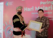 Tampil Berpakaian Adat, Bupati Solok Terima Penghargaan dari Kemenkes