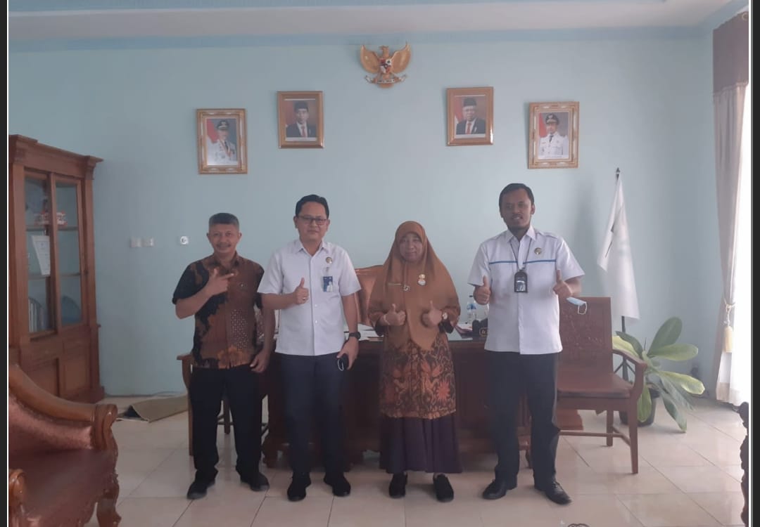 Kepala Jasa Raharja Perwakilan Solok Piter didampingi petugas pelayanan Hendri melakukan kunjungan ke RSUD M. Natsir