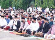 Ribuan Jemaah Padati Kantor Bupati Dharmasraya untuk Salat Ied