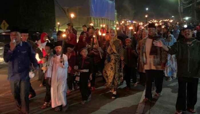 Ratusan Obor Meriahkan Malam Takbiran di Nagari Koto Gadang Guguak