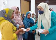 Ny. Fiona Erman Safar Serahkan Bantuan Pelunasan Utang Warga