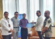 Bupati Solok Serahkan Santunan Jasa Raharja untuk Ahli Waris Korban Kecelakaan di Kacang