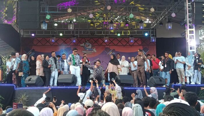 Pasha Ungu Tampil Memukau di Konser Musik Semarak Chinangkiak