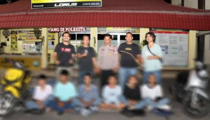 Viral! Sejumlah Pelajar di Padang Terlibat Tawuran, Serang Hingga Gerbang Sekolah dan Bawa Celurit