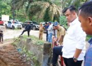 Tinjau Pembangunan Jembatan di Koto Salak, Ini Pesan Sutan Riska kepada Kontraktor