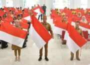 Pemko Bukittinggi Bagikan Ribuan Bendera Merah Putih
