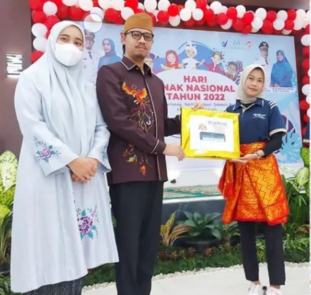 Wali Kota Bukittinggi Erman Safar didampingi Fiona Erman Safar serahkan bantuan dalam kegiatan Peringatan Hari Anak Nasional tahun 2022 di Balairung Rumah Dinas Wali Kota, Kamis(4/8).Ist