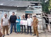 Lisda Hendrajoni Serahkan Bantuan Pembangunan 2 Unit Rumah Terdampak Puting Beliung di Pessel