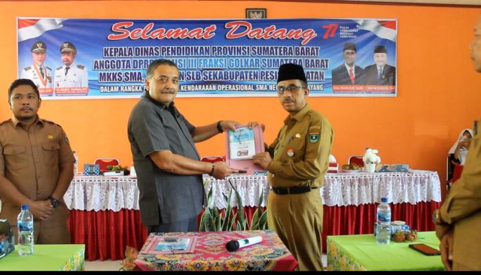 Melalui Dana Pokir, Zarfi Deson Salurkan 2 Kendaraan Operasional untuk Sekolah di Lengayang Pessel