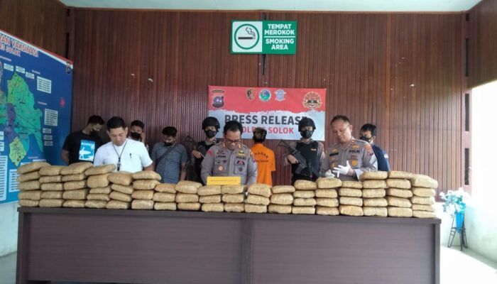 Kabur saat Dicegat Polres Solok, Bandar Narkoba Buang Sekarung Ganja ke Sungai