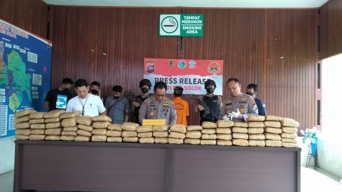 polres solok ganja dibuang sungai