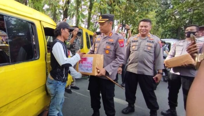 Ringankan Beban Masyarakat, Polres Pariaman Bagikan Sembako