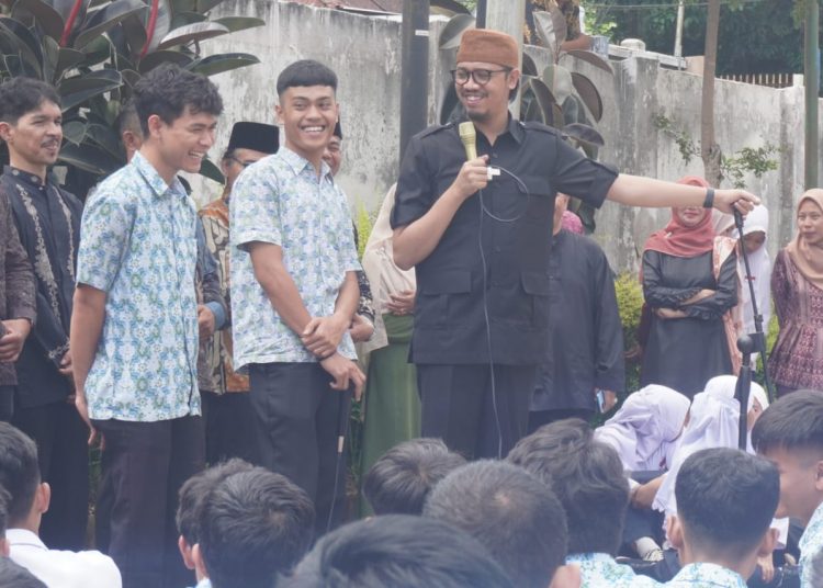 Wali Kota Erman Safar tengah bergurau dengan pelajar SMP dalam salah satu kegiatan. IST