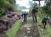 Satgas TMMD Pessel Bersih-bersih Kawasan Wisata Batu Kareta