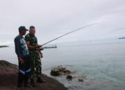 Di Penghujung Senja, Prajurit TNI Mancing Ikan Bersama Orangtua Angkat
