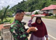 Personil Satgas TMMD Bantu Masyarakat Kembangkan UMKM di Pessel