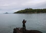 Personil Satgas TMMD Promosikan Pantai Carocok Painan Lewat Medsos