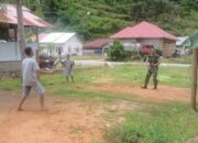 Jaga Stamina, Personil Satgas TMMD Olahraga Bersama Warga 