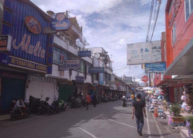Wali Kota Erman Safar putuskan untuk menunda pembangunan awning di Jalan Minangkabau Pasar Atas Bukittinggi, Rabu (19/10).wetrizon